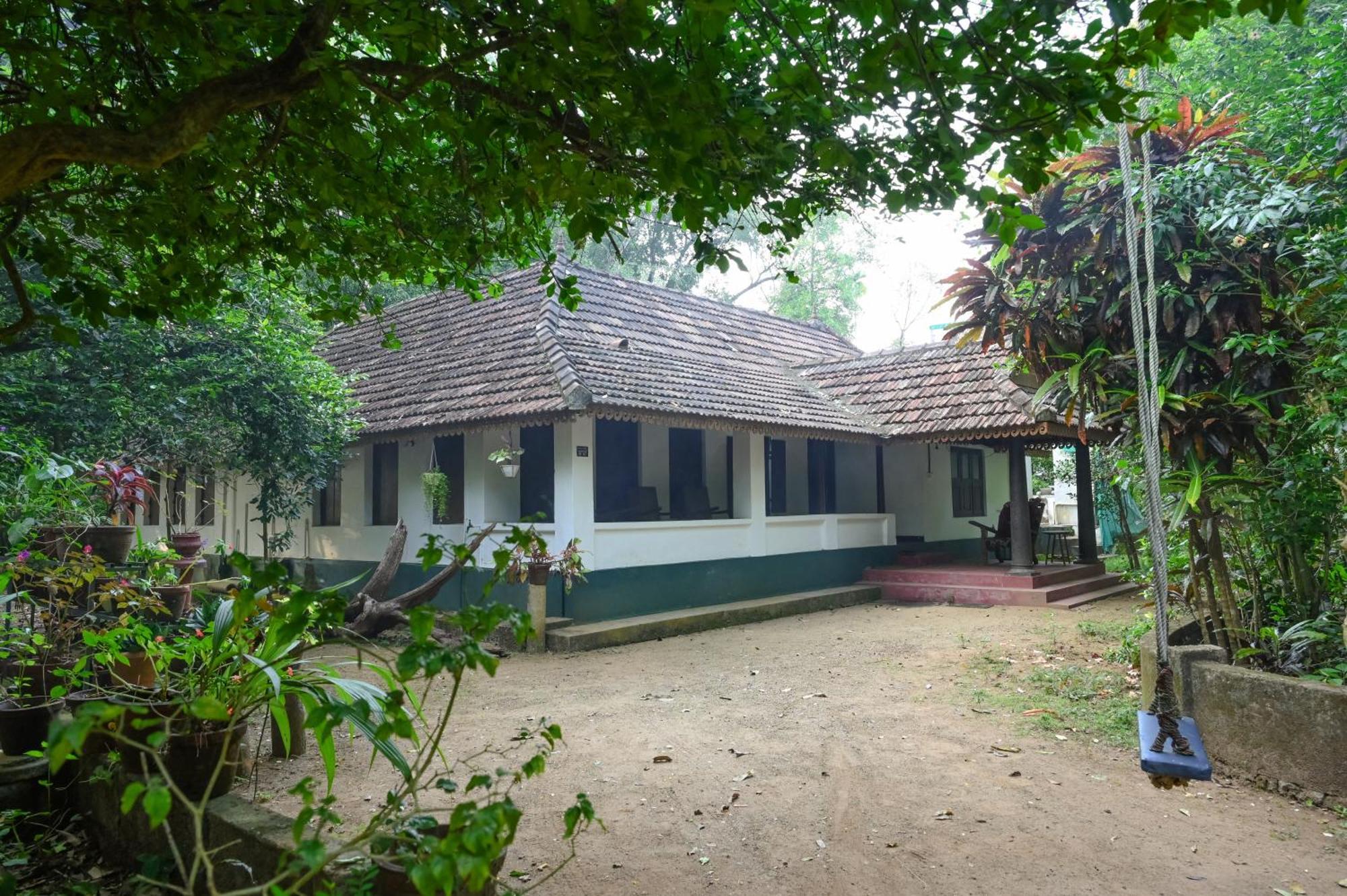 The Mana-Heritage Stay - Chengazhimattam Mana Kottayam Bagian luar foto