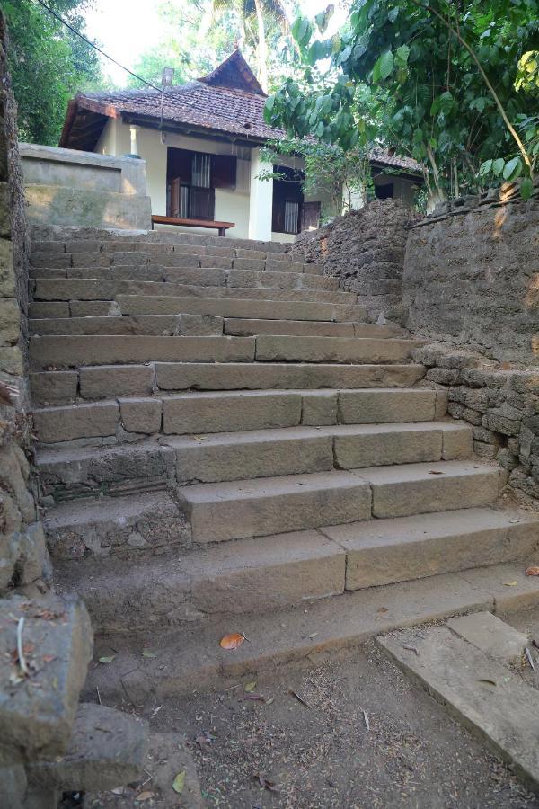 The Mana-Heritage Stay - Chengazhimattam Mana Kottayam Bagian luar foto